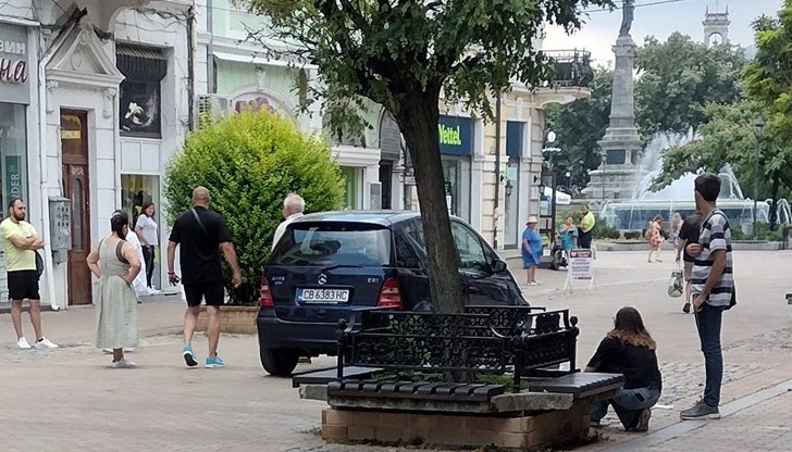 Русенци алармират, че автомобилът е минал няколко пъти по улица „Александровка“