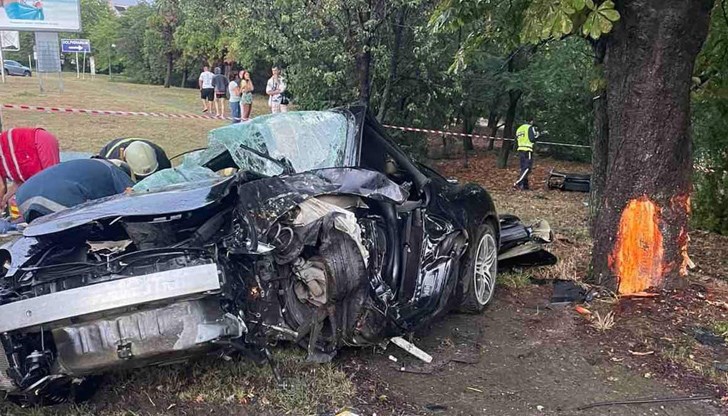 Пътуващата в автомобила 21-годишна жена е починала на място