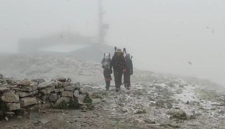 При измерени 42 градуса през тази седмица, заснеженият връх със сигурност е зрелище