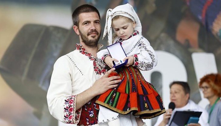 Иоанна Георгиева спечели първо място за автентична детска носия на събора на Рожен