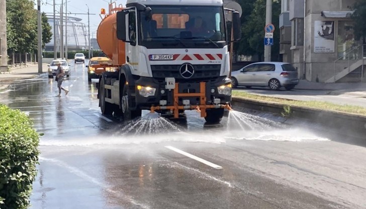 Община Русе осигурява механизирано оросяване на улици и булеварди, но районите с ремонтни дейности по водния цикъл няма да бъдат оросявани