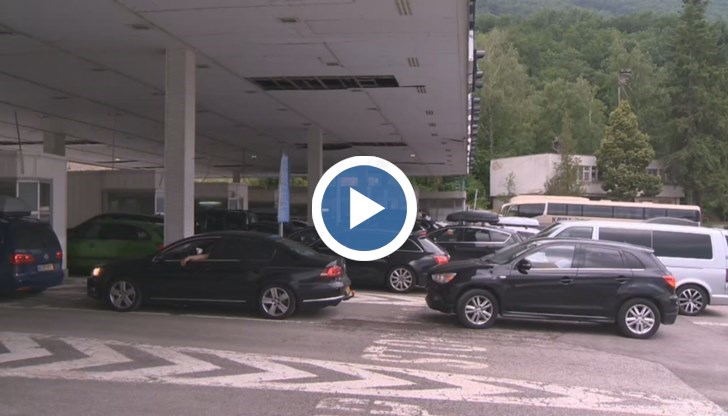 Причините за патовата ситуация са две - турски граждани, които се прибират за лятната си почивка, и ремонтни работи на пункта