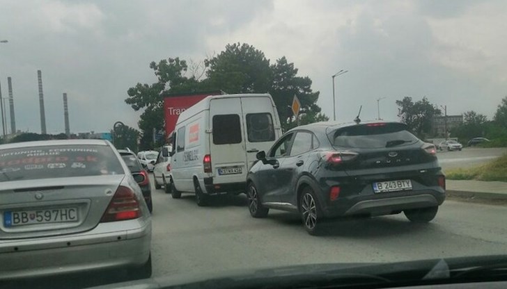 Изключително интензивен е трафикът в района на ГКПП "Дунав мост" при Русе