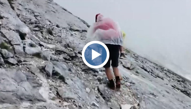 Спасителите трябвало буквално да носят жената на гръб, преминавайки по изключително тежки терени