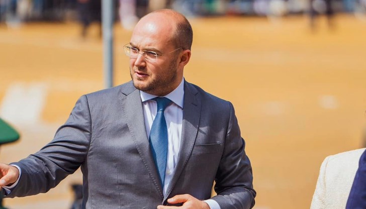 Ако някой не го знае, да си нареже дипломата с макетно ножче на 400 парчета, заяви председателят на СОС Ако някой не го знае, да си нареже дипломата с макетно ножче на 400 парчета, заяви председателят на СОС