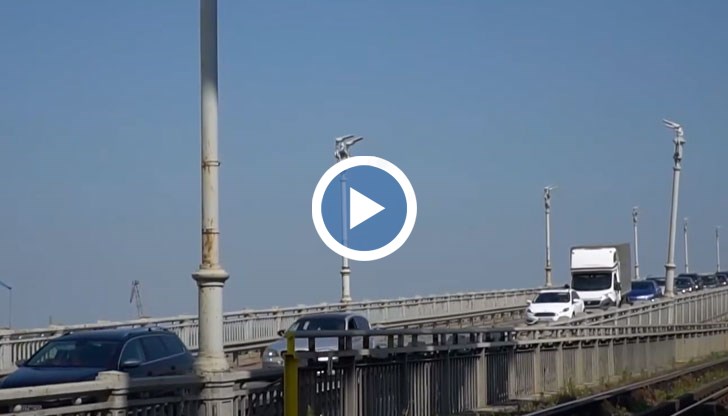 Опашки от автомобили се вият на моста при Русе