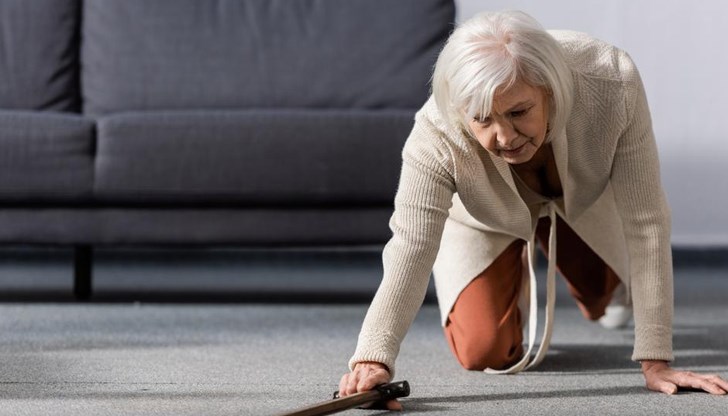 9-гидишното момиче съборило жената на земята, взело ѝ чантата и избягало