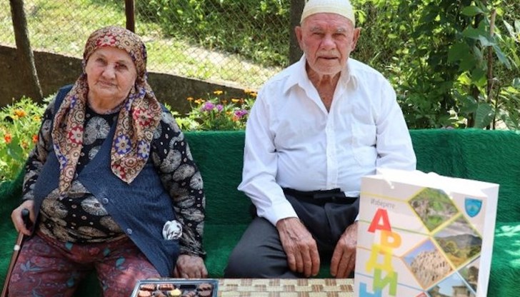 89-годишният Бекир Халил и съпругата му Мюмине имат 8 деца, 16 внуци и 8 правнуци