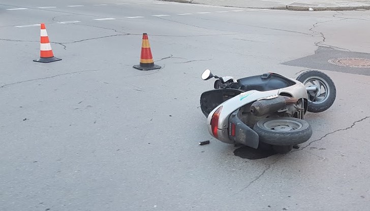 Водача изгубил контрол над скутера и паднал на платното за движение Водача изгубил контрол над скутера и паднал на платното за движение