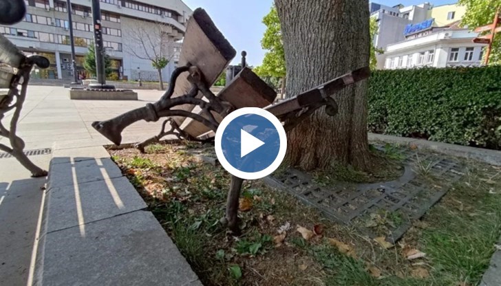 Изпочупени и преобърнати пейки след нощни сбирки посрещат минувачите сутринта в центъра на Русе