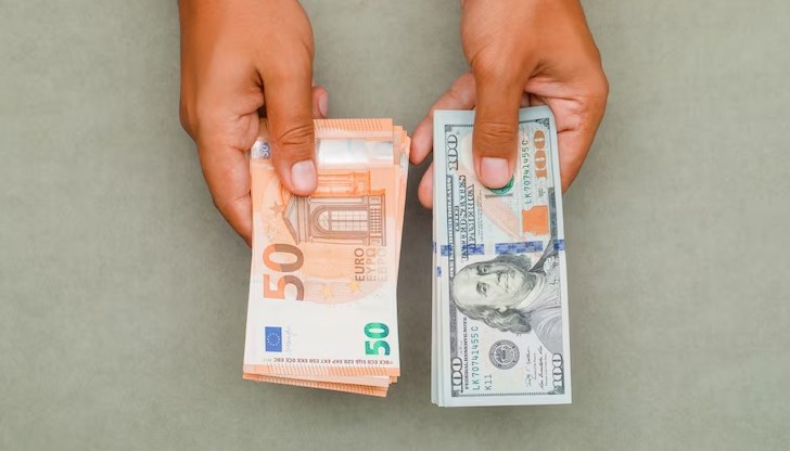 Към момента само клиентите на Алфа банк и Тинкоф могат да внасят по сметките си долари и евро в брой чрез банкомати