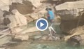 Жена се покатери на фонтана ди Треви, за да си напълни вода