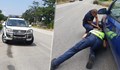 Полицаи помогнаха на шофьорка, спукала гума