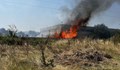 Пожар застрашава търговски обекти в Казанлък