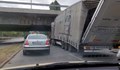 ТИР се заклещи под мост в Пловдив