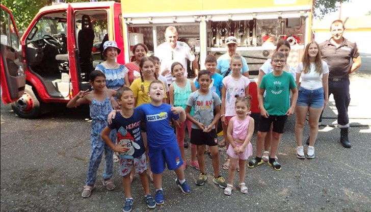 При малчуганите дойдоха служители от противопожарната служба в Бяла