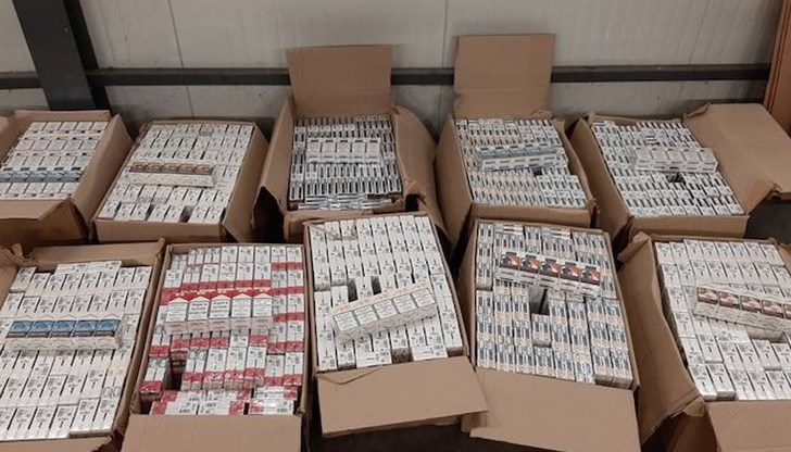 Общо 28 200 къса цигари и 400 грама тютюн за пушене задържаха митнически служители от ТД Митница Русе при две проверки