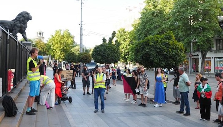 Очаква се протестиращите да стигнат до централите на БСП и "Възраждане"