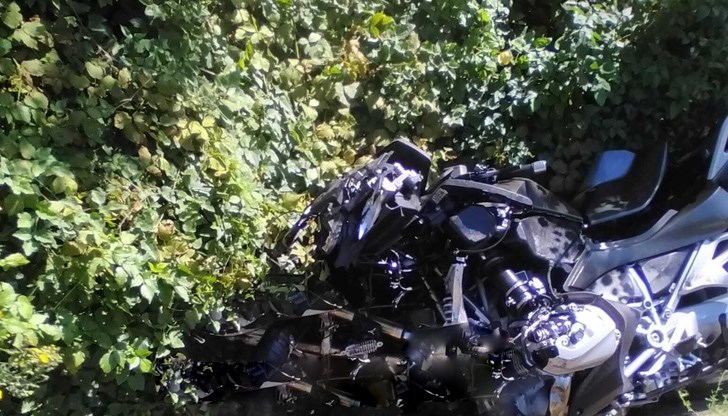 Моторист се удари в задницата на ТИР и проби резервоара му