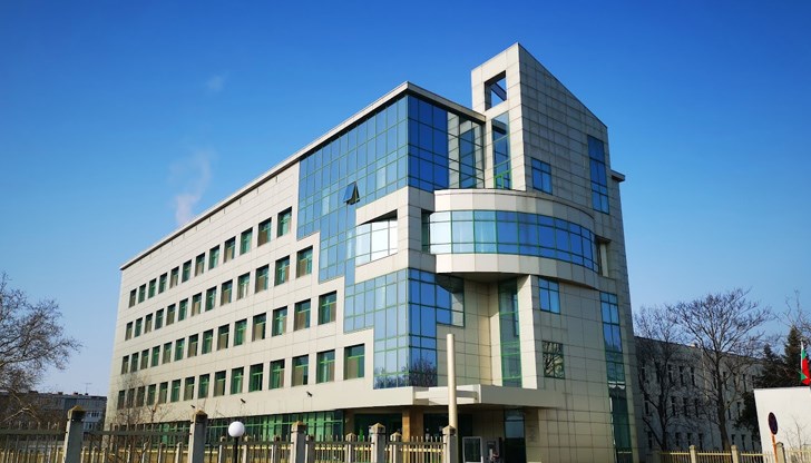 Студентите трябва да представят удостоверение или служебна бележка на съответния университет