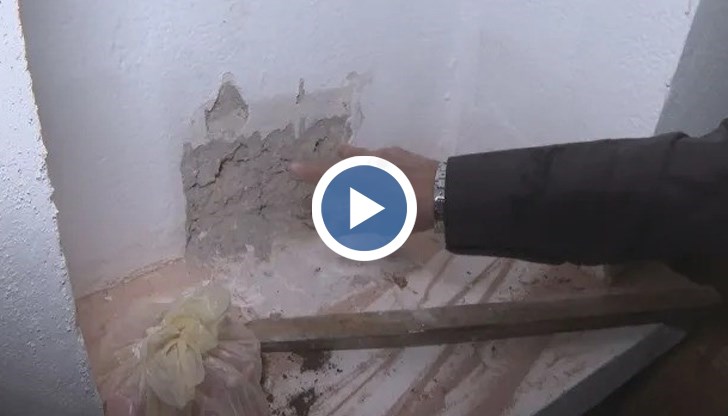 Апашите са откъртили металната каса от стената заедно с болтовете