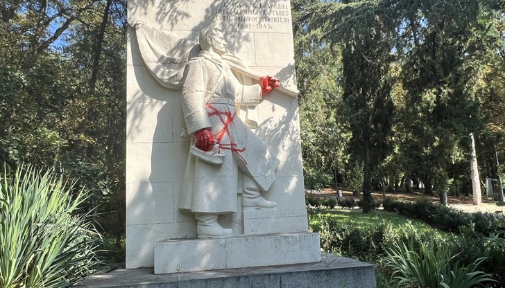 Върху монумента е изрисуван, а после задраскан знакът „Z”