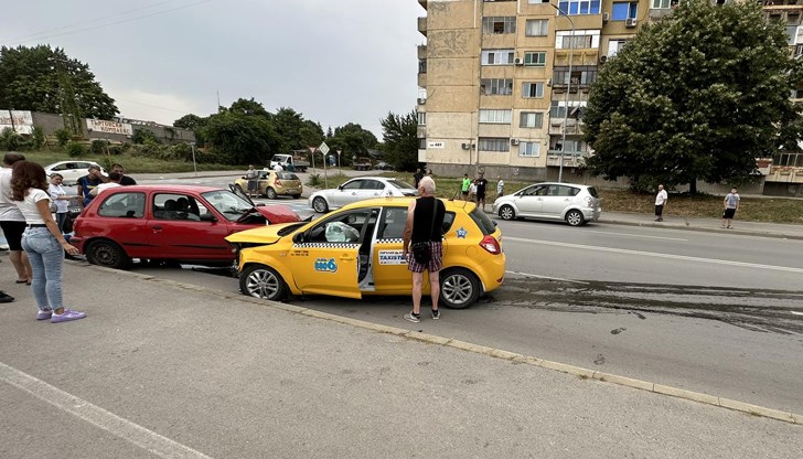 Пиян таксиметров шофьор блъсна челно движещ се в обратна посока лек автомобил