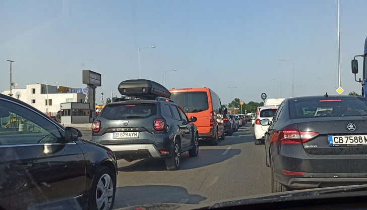 Шофьори се оплакват, че стоят в задръстванията по близо час