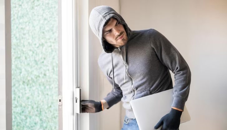 Крадецът е захвърлил откраднатия лаптоп в двора на съседен имот