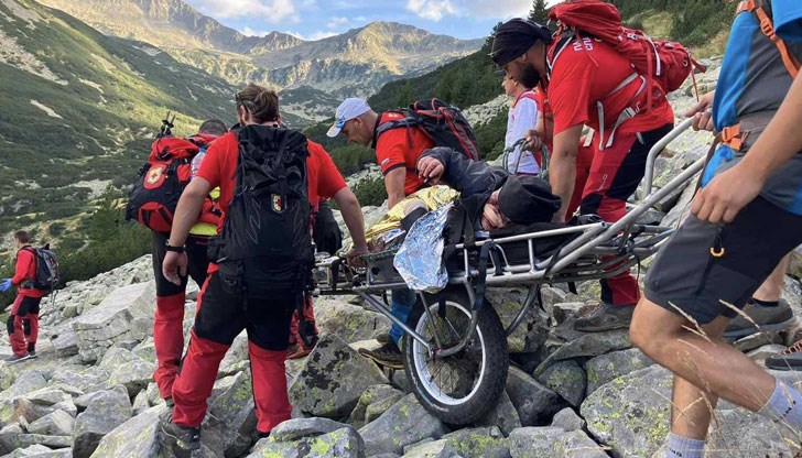 15 планински спасители участват в акцията по свалянето му от връх Голяма Стража
