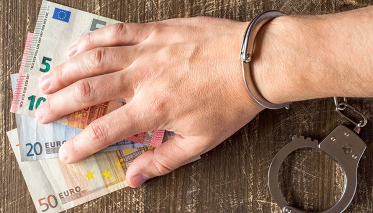 Шейсетгодишният българин бил спрян след преминаване на червен светофар Шейсетгодишният българин бил спрян след преминаване на червен светофар