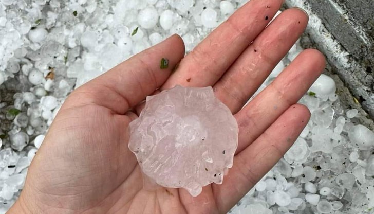 Ледените късове с размерите на яйце покриха града в Североизточна България Ледените късове с размерите на яйце покриха града в Североизточна България