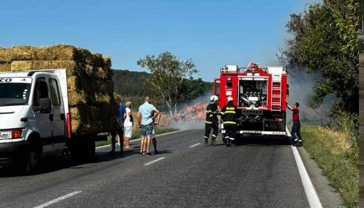 Екипи на пътна полиция регулират потока от превозни средства Екипи на пътна полиция регулират потока от превозни средства