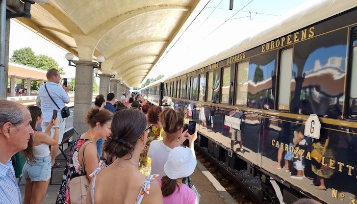 Известният влак спря на Централната жп гара в ранния следобед днес