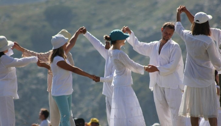 Всяка година на 19-ти август ритуалът се провежда на Седемте рилски езера
