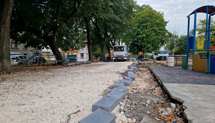 Започна ремонт на градинката до площад "Дунав"