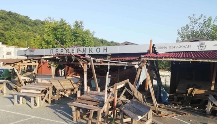 Момичето объркало педалите и вместо да натисне спирачка подало рязко газ