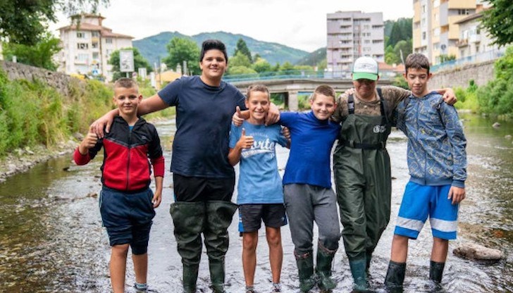 За втори път момчетата, които вече имат своеобразен фенклуб от цялата страна, отидоха на реката, за да пуснат риба