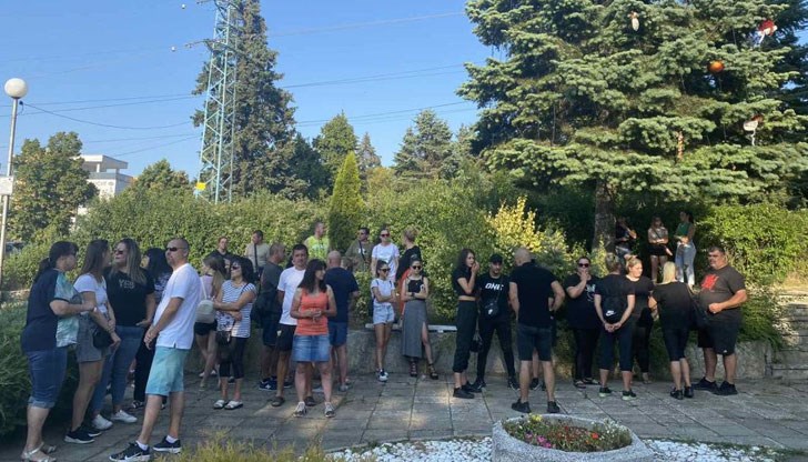 Десетки младежи са се събрали пред кметството в селото
