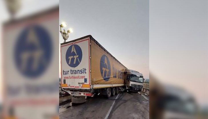 Според институцията за блокажа на моста е виновен камион, който се е движел с превишена скорост и е повредил фуга