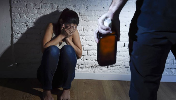 Децата им били принудени сами да изчистят пода, дивана и леглата от кървавите петна /снимката е илюстративна/ Децата им били принудени сами да изчистят пода, дивана и леглата от кървавите петна /снимката е илюстративна/