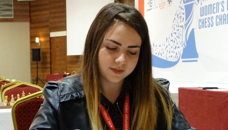 Втората партия е утре, като 20-годишната Салимова ще има белите фигури