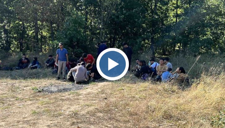 В групата има мъже, жени и невръстни деца