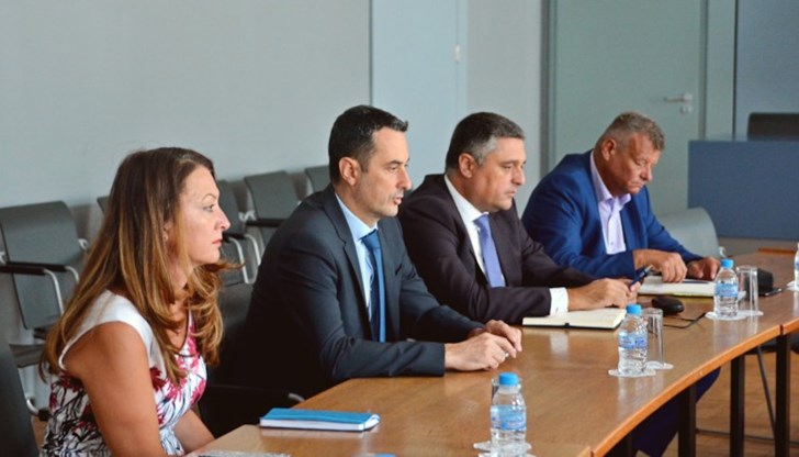 Предприели сме стъпки в три посоки, за да увеличим възнагражденията на служителите, заяви министърът на транспорта и съобщенията Предприели сме стъпки в три посоки, за да увеличим възнагражденията на служителите, заяви министърът на транспорта и съобщенията