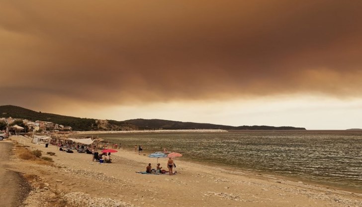 Пожарът до Александруполис остава извън контрол