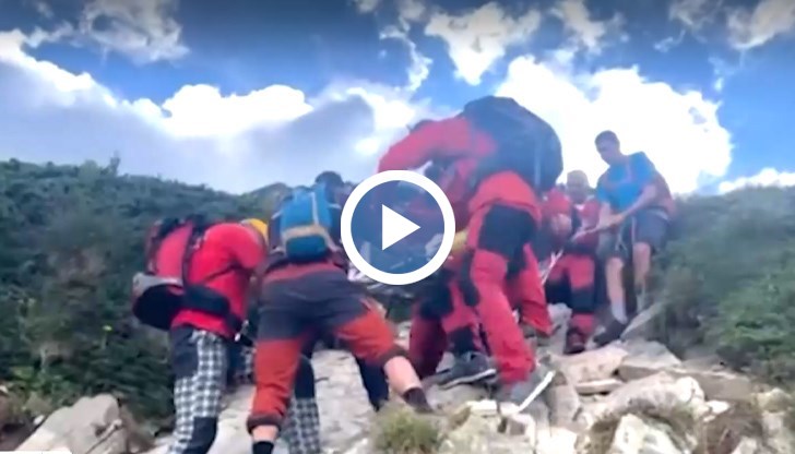 Спасители провеждат тежка акция по сваляне на пострадалия 70-годишен мъж