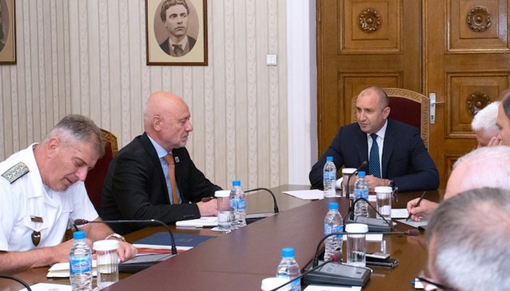 Президентът обсъди кадровото обезпечаване и модернизацията на Българската армия с Тодор Тагарев