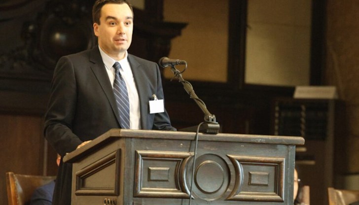 Присъединяването към еврозоната няма да има нито големи ползи, нито големи катаклизми, поясни той