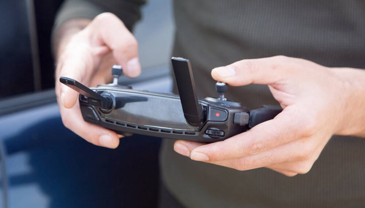 Програмата предвижда запознаване с военни оръжия, като щурмовата винтовка "Калашников"