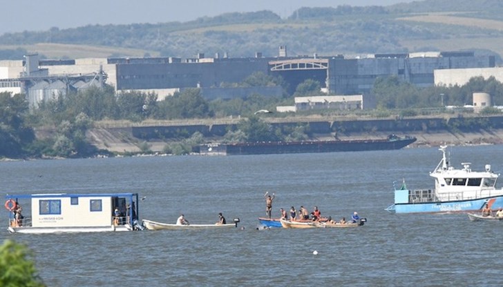 Двайсет и двама ентусиасти се включиха днес в традиционното преплуване на Дунав при Силистра